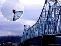 Существо с крыльями на мосту