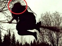 Ведьма летящая на метле в лесу