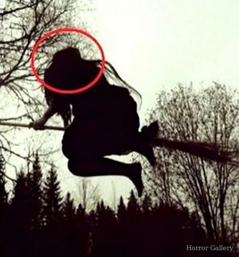 Ведьма летящая на метле в лесу