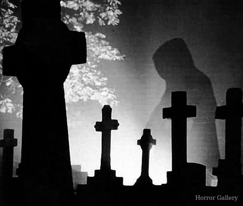Призрак Черного монаха на кладбище