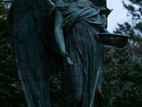 Жуткая кладбищенская скульптура (40)