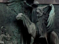 Жуткая кладбищенская скульптура (15)