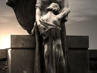 Жуткая кладбищенская скульптура (37)