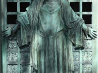 Жуткая кладбищенская скульптура (52)