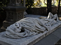Жуткая кладбищенская скульптура (28)