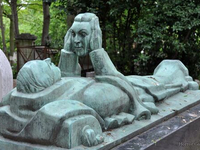 Жуткая кладбищенская скульптура (30)