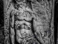 Жуткая кладбищенская скульптура (46)