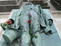 Жуткая кладбищенская скульптура (36)