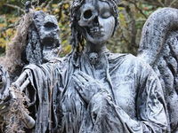 Жуткая кладбищенская скульптура (55)