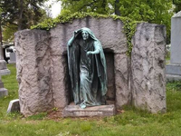 Жуткая кладбищенская скульптура (1)