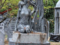 Жуткая кладбищенская скульптура (13)