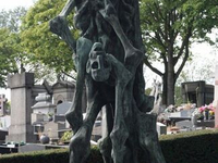 Жуткая кладбищенская скульптура (21)