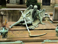 Жуткая кладбищенская скульптура (2)