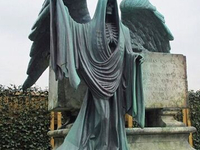 Жуткая кладбищенская скульптура (16)