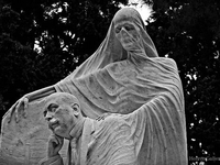 Жуткая кладбищенская скульптура (31)