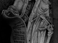 Жуткая кладбищенская скульптура (56)