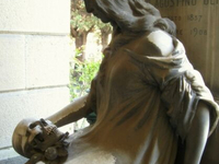 Жуткая кладбищенская скульптура (57)