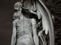 Жуткая кладбищенская скульптура (43)