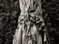 Жуткая кладбищенская скульптура (51)