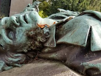 Жуткая кладбищенская скульптура (59)