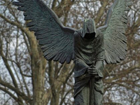 Жуткая кладбищенская скульптура (10)