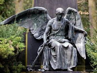 Жуткая кладбищенская скульптура (6)