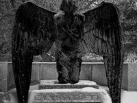 Жуткая кладбищенская скульптура (11)