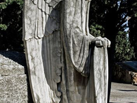 Жуткая кладбищенская скульптура (44)