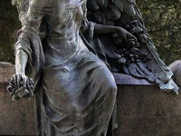 Жуткая кладбищенская скульптура (48)