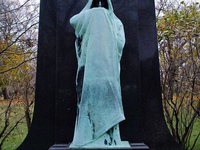 Жуткая кладбищенская скульптура (18)