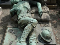 Жуткая кладбищенская скульптура (34)