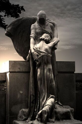 Жуткая кладбищенская скульптура (37)