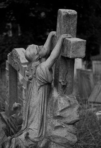 Жуткая кладбищенская скульптура (23)