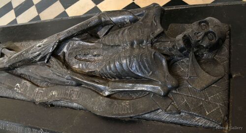 Жуткая кладбищенская скульптура (60)