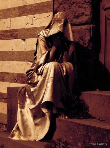 Жуткая кладбищенская скульптура (14)