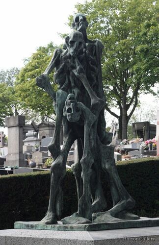 Жуткая кладбищенская скульптура (21)