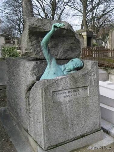 Жуткая кладбищенская скульптура (32)