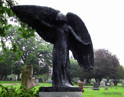 Жуткая кладбищенская скульптура (4)