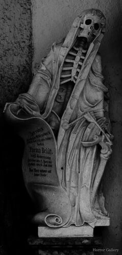 Жуткая кладбищенская скульптура (56)