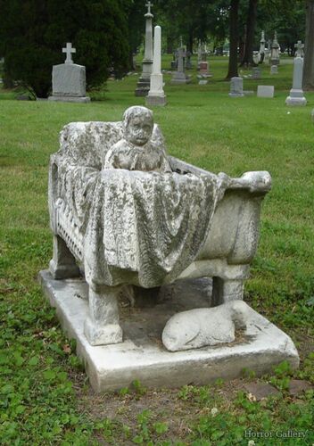 Жуткая кладбищенская скульптура (9)
