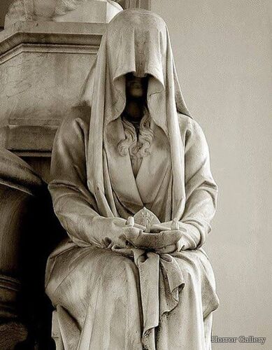 Жуткая кладбищенская скульптура (54)