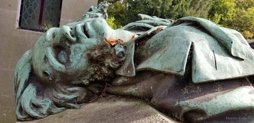 Жуткая кладбищенская скульптура (59)