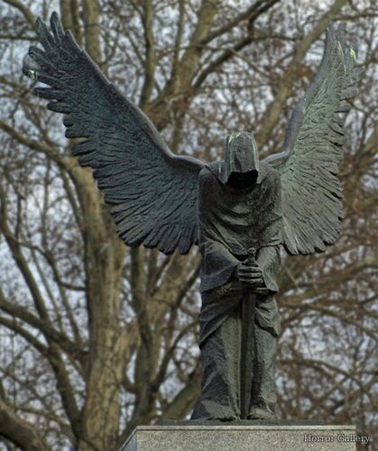 Жуткая кладбищенская скульптура (10)