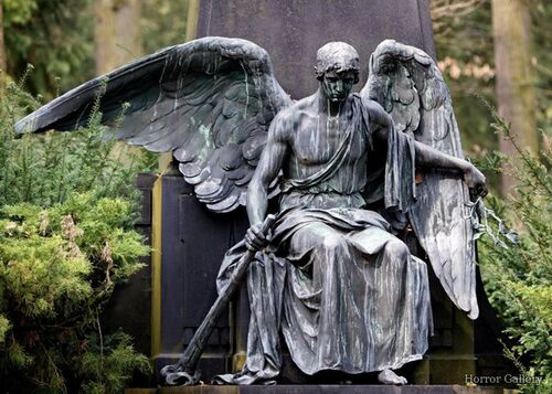 Жуткая кладбищенская скульптура (6)