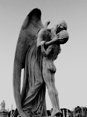 Жуткая кладбищенская скульптура (45)