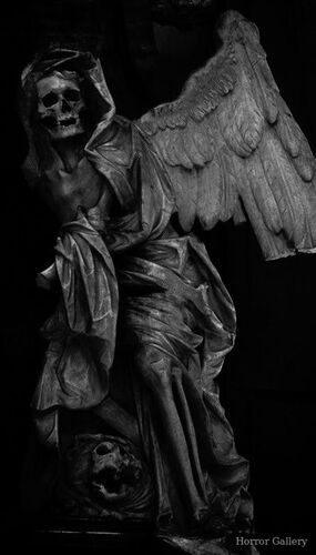 Жуткая кладбищенская скульптура (53)
