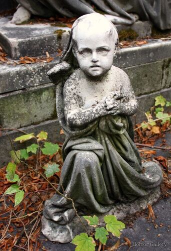 Жуткая кладбищенская скульптура (38)