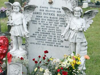 Необычный могильный памятник (119)