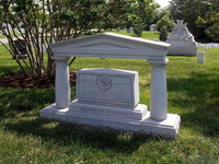 Необычный могильный памятник (129)