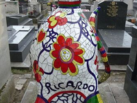 Необычный могильный памятник (201)